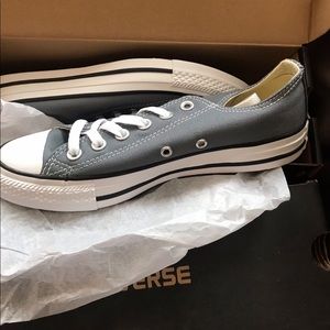 Size 7 women’s 5 men’s low top cool grey converse